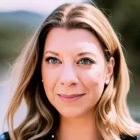 Erin McCann headshot